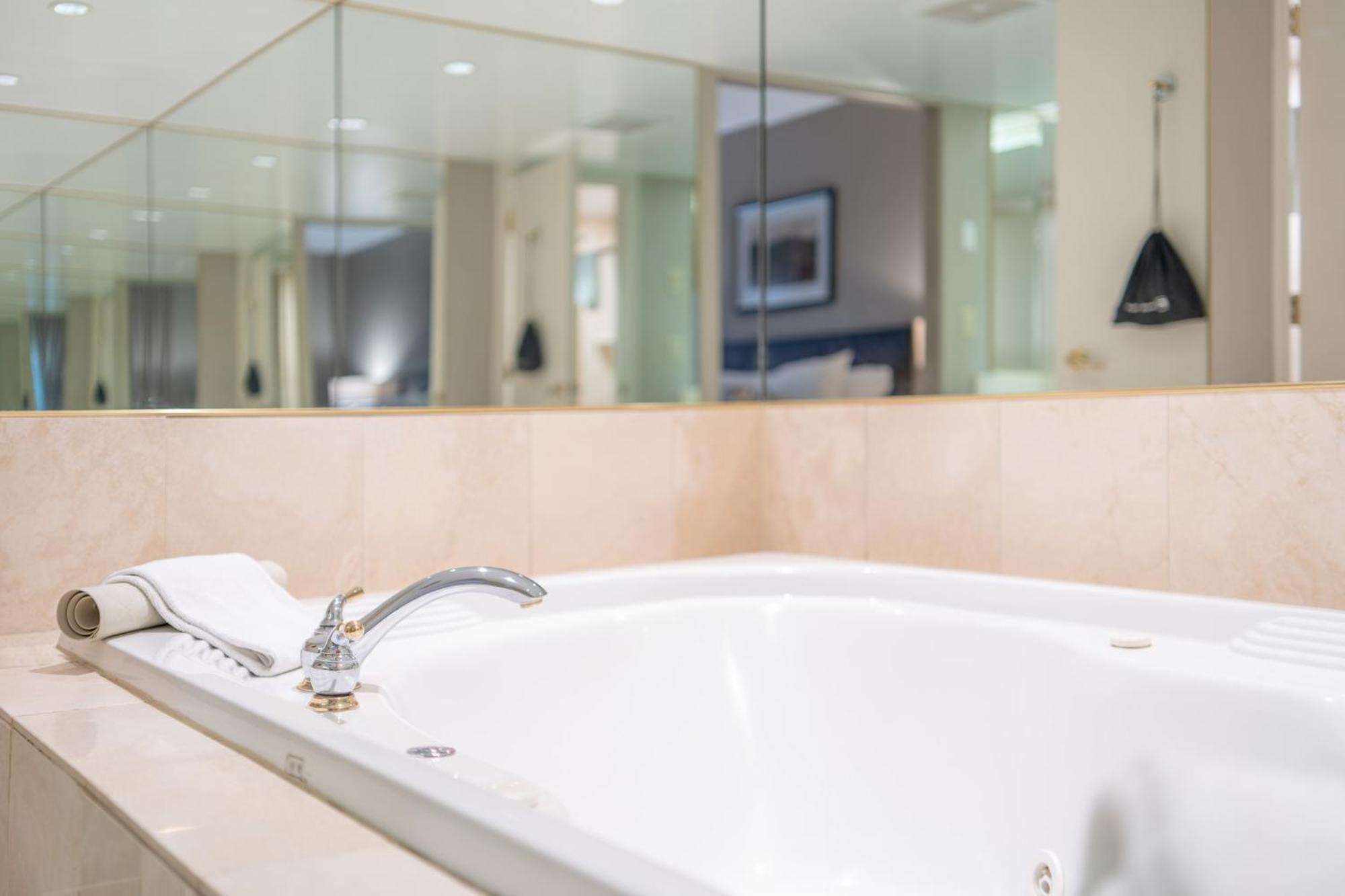 Horseshoe Valley Suites - The Azure Shanty Bay エクステリア 写真